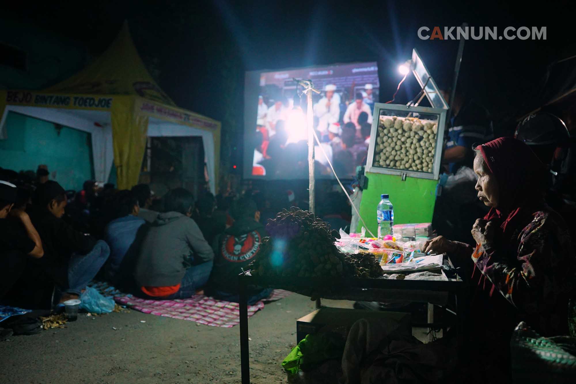 Kacang rebus dan pentol di Padhangmbulan. Foto: Adin