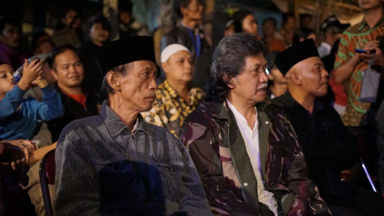 Usai acara BI Jateng, Cak Nun langsung balik menuju Magelang untuk menghadiri Festival Lima Gunung dan Pengajian Mari Goblok Bersama yang diinisiasi Pak Tanto Mendut dan Komunitas Lima Gunung.