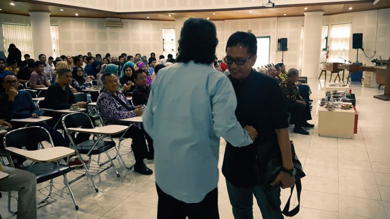 Di Kampus Terpadu UII Jakal, pagi tadi Cak Nun menghadiri acara purna bhakti Pak Munichy Bahron Edress.