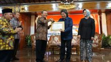 HIPIIS Social Sciences Award 2017 untuk Cak Nun