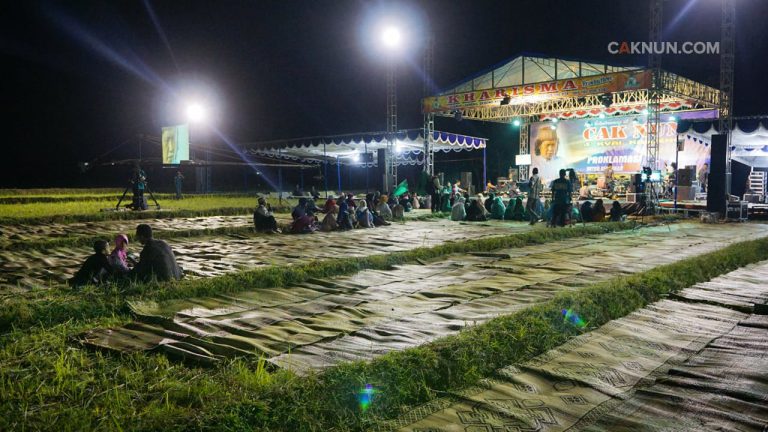 Malam ini Cak Nun dan KiaiKanjeng hadir di Dusun Bangsri Karangpandan Karanganyar Jateng. Acara Ngaji Bareng ini digelar di atas area sawah yang mengering karena kemarau.