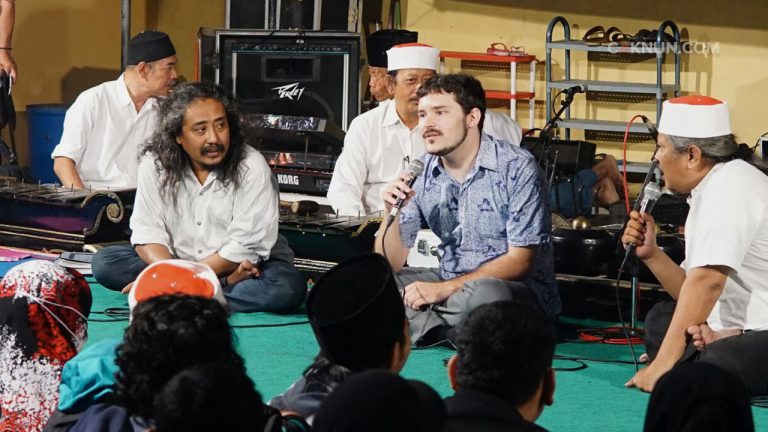 Jay F. Arms mempelajari gamelan dan meneliti komposisi gamelan baru melalui KiaiKanjeng.