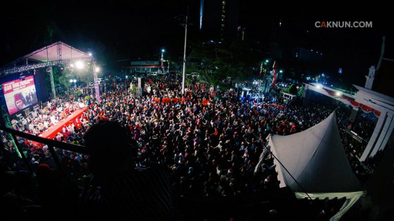 Area Balai Pemuda hingga DPRD Kota Surabaya penuh padat dari ujung ke ujung.