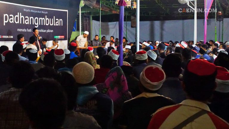 Malam ini berlangsung Majelis Ilmu Padhangmbulan untuk bulan September 2017. Para jamaah aktif berbagi pengalaman sebelum sesi Cak Fuad dan narasumber lain.