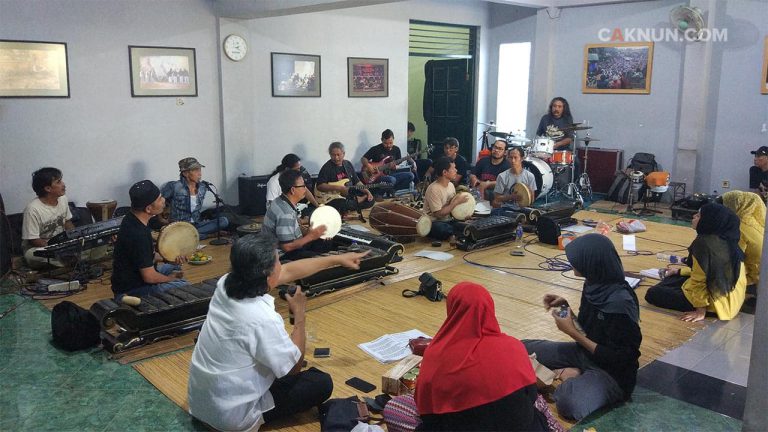 Meski sudah tak terhitung jam terbang Sinau Bareng, KiaiKanjeng tetap butuh Sinau secara internal alias ber-workshop.