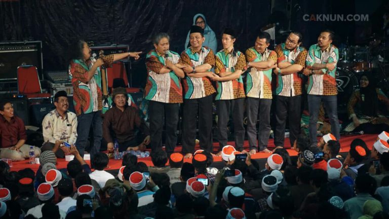 Malam ini berlangsung Sinau Bareng Cak Nun dan KiaiKanjeng dalam rangka peringatan Dies Natalis ke-8 FIB UB. Bapak-bapak Kiai Kanjeng membawakan lagu-lagu anak-anak dari berbagai daerah.