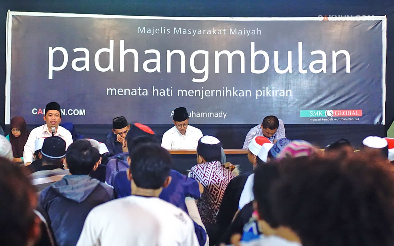 Kyai Muzammil menutuo Padhangmbulan. Foto: Hariadi.