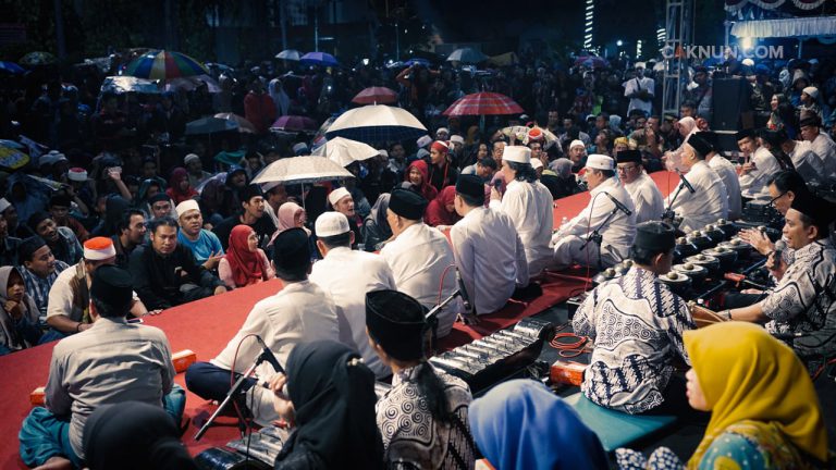 Tidak perlu merasa lebih tinggi satu sama lain. Lebih baik kita saling rendah hati dan mendoakan semuanya sama-sama diterima Allah.