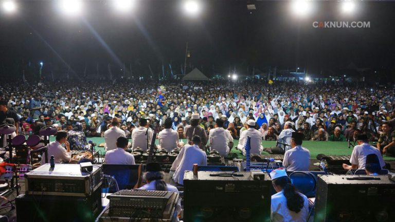 Masyarakat Desa Pabean tumplek blek memenuhi lapangan diselenggarakannya sedekah bumi.