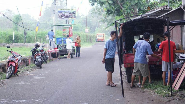 Warga masyarakat melakukan persiapan untuk Sinau Bareng