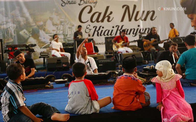 Anak-anak menikmati Pakdhe-pakdhe KiaiKanjeng soundcheck menjelang Sinau Bareng di Guwosari malam ini.