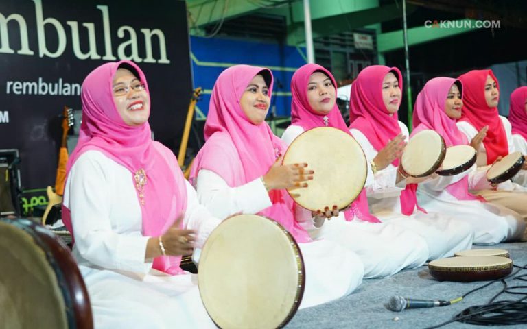 Persembahan ibu-ibu Pengajian Halimatus Sa'diyah mengawali kebahagiaan Padhangmbulan malam ini.