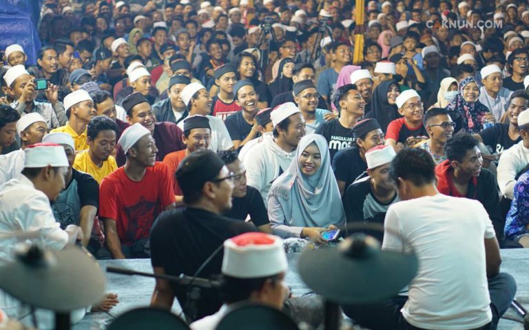 Bersama Letto dan KiaiKanjeng bahagia gembira di Padhangmbulan.