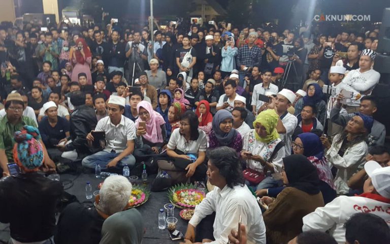 Melingkar dalam Majelis Ilmu Maiyah Kenduri Cinta di TIM Jakarta untuk bersama-sama berproses melahirkan kebaruan-kebaruan pemahaman dan keyakinan. (Jumat 10/11)