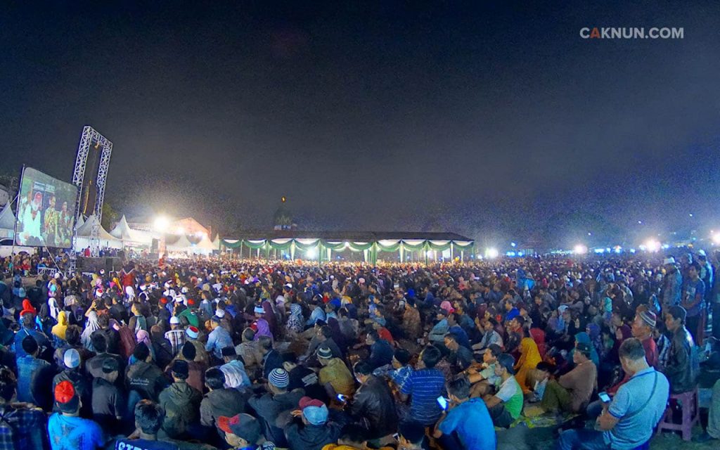 Tampaknya lebih dari dua puluh ribu orang tumplek blek Sinau Bareng Cak Nun, Sabrang, dan KiaiKanjeng, tetap bahagia hingga tengah malam di Lapangan Albatros, Juanda, Sidoarjo. (12/11)