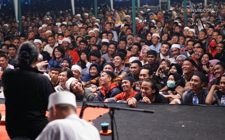 Kesegaran selalu dihadirkan di Sinau Bareng tak terkecuali di Juanda ini. Mayoritas jamaah adalah Generasi Milenial diajak berbahagia sebagai bekal menjadi manusia yang lebih tangguh. (12/11)