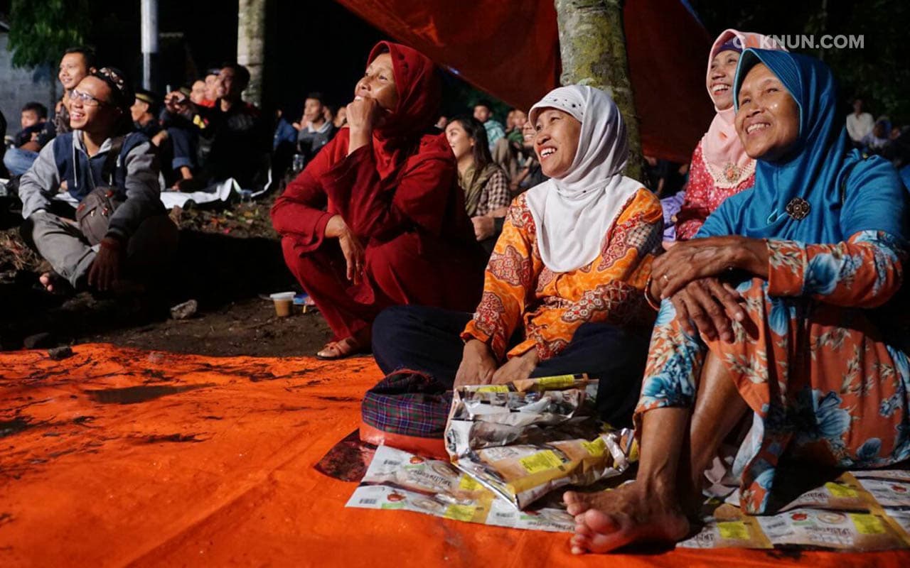 Bergembira bersama masyarakat Dusun Karanganyar, Gadingharjo, Bantul dalam Sinau Bareng Cak Nun dan KiaiKanjeng. (14/11)