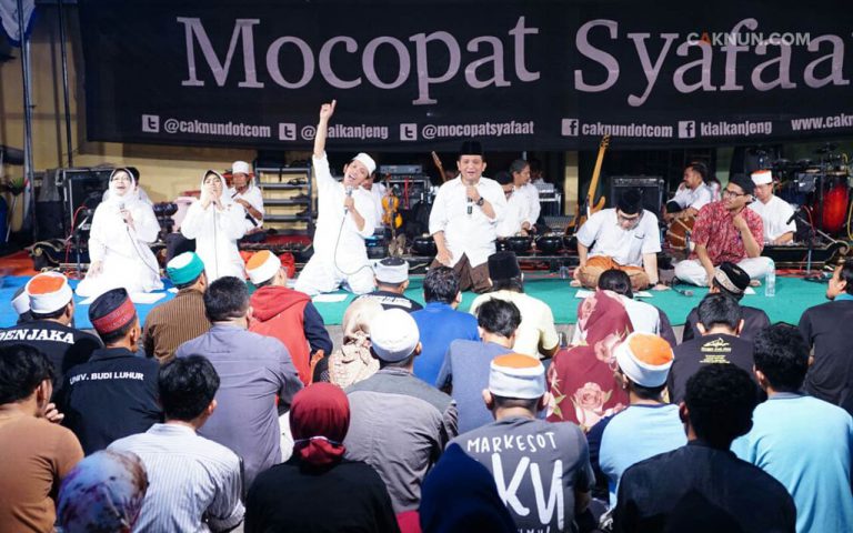 Jamaah Mocopat Syafaat belajar Wirid Maiyah bersama KiaiKanjeng. (17/11)