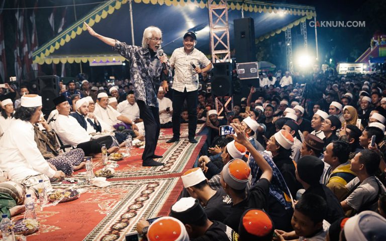 Masyarakat Tuban gembira bersama Pak Yok Koeswoyo dan KiaiKanjeng.