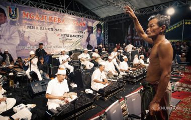 Bertelanjang Dada di Panggung KiaiKanjeng