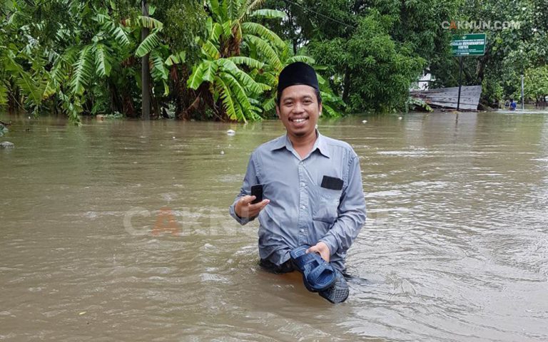 Kyai Kita Menikmati Banjir