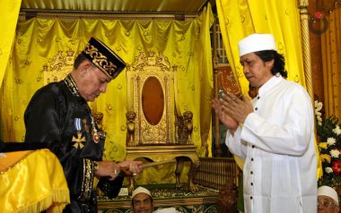 Cak Nun Menerima Keris Pusaka Kyai Bolo Rojo