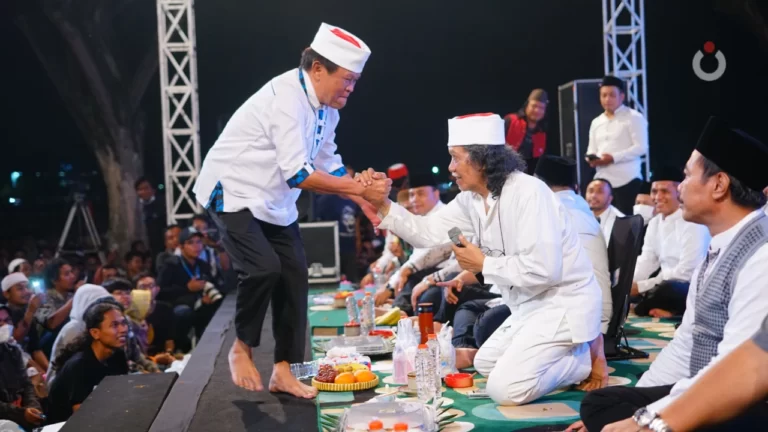 Abah Kirun juga hadir di Sinau Bareng Cak Nun dan KiaiKanjeng di Simpang Lima Gumul Kediri.