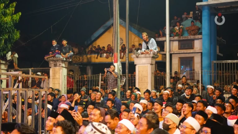 Puluhan ribu orang duduk rapi, semua mata terfokus ke depan dalam Sinau Bareng Cak Nun dan KiaiKanjeng di Simpang Lima Gumul Kediri.