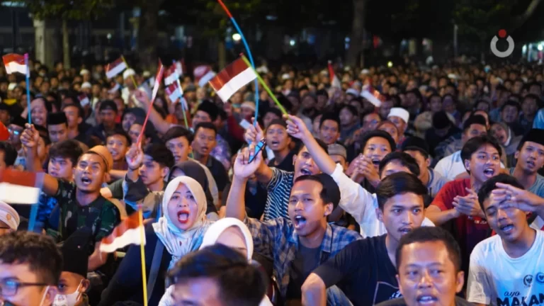 Puluhan ribu orang duduk rapi, semua mata terfokus ke depan dalam Sinau Bareng Cak Nun dan KiaiKanjeng di Simpang Lima Gumul Kediri.