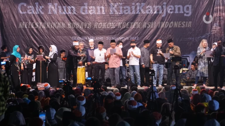 Karyawan PT Karya Timur Prima Malang berbaur menjadi satu dengan masyarakat dan jamaah Maiyah dalam Sinau Bareng Mbah Nun dan KiaiKanjeng.