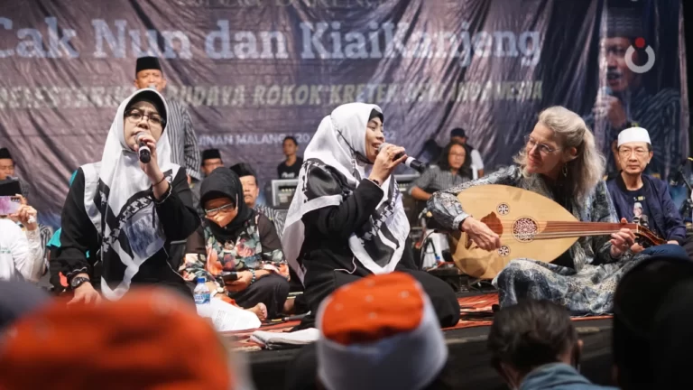 Bu Anne melantunkan sesuatu tetapi bukan lagu Barat, tetapi pujian Allah Wujud Qidam Baqa’