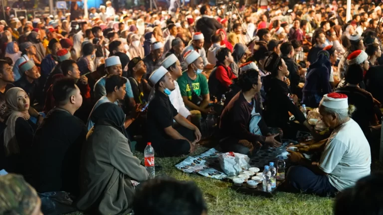 Kebersamaan TNI AL dengan masyarakat dan jamaah Maiyah yang hadir.