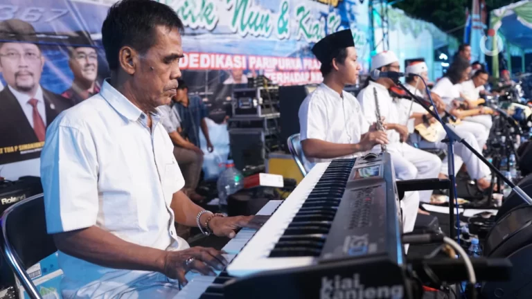 Sinau Bareng bersama Mbah Nun dan KiaiKanjeng di RW 05 Rumah Dinas TNI AL Wonosari Surabaya.