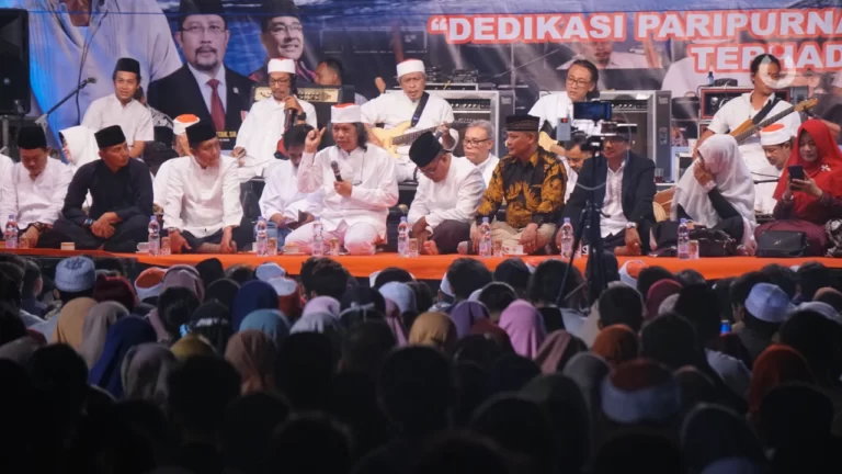 Kebersamaan TNI AL dengan masyarakat dan jamaah Maiyah yang hadir.