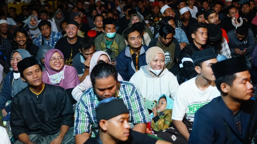 Sinau Bareng Cak Nun dan KiaiKanjeng di Tambak Oso, semua tertawa tersenyum menikmati keindahan.