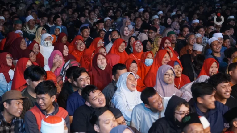 Sinau Bareng Cak Nun dan KiaiKanjeng di Tambak Oso, Bahagia dan gembira bersama.