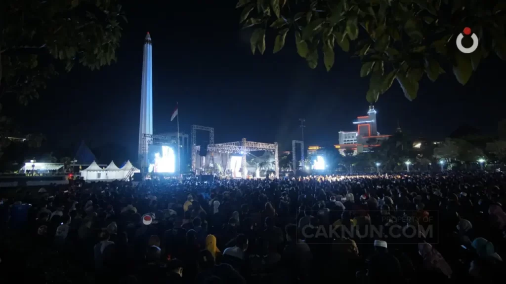 Pementasan WaliRaja RajaWali sekaligus 16 Tahun Bang-Bang Wetan di Tugu Pahlawan, Surabaya.