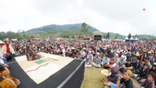 Di Dieng Culture Festival, Mbah Nun dan KiaiKanjeng Adalah Sesepuh
