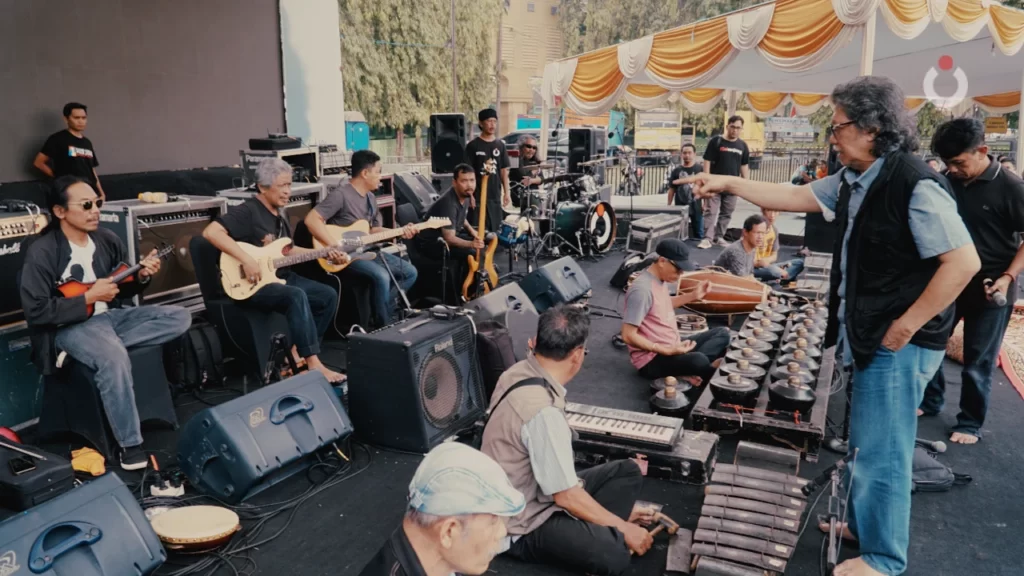 Suasana cek sound Full Moon Sinau Bareng Cak Nun dan KiaiKanjeng di Alun-alun Bojonegoro.