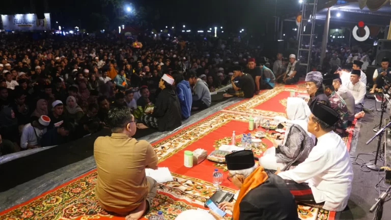 Sinau Bareng Cak Nun KiaiKanjeng, Full Moon di Alun-alun Bojonegoro.