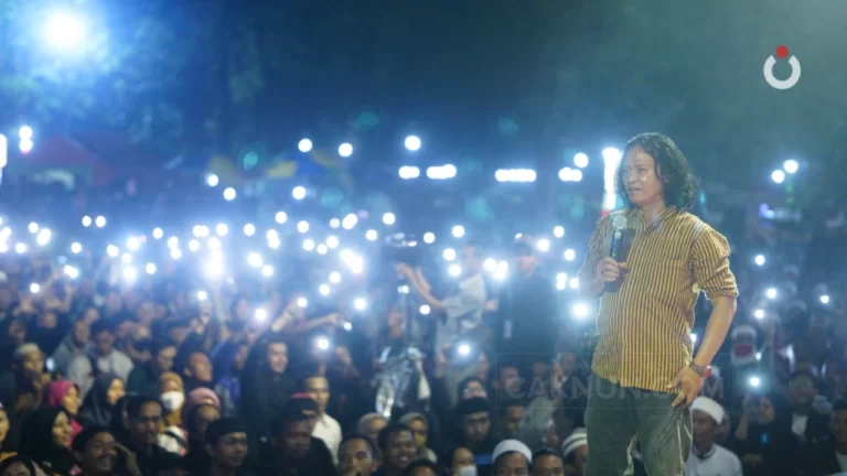 Bergembira ria dalam Sinau Bareng Cak Nun KiaiKanjeng, Full Moon di Alun-alun Bojonegoro.