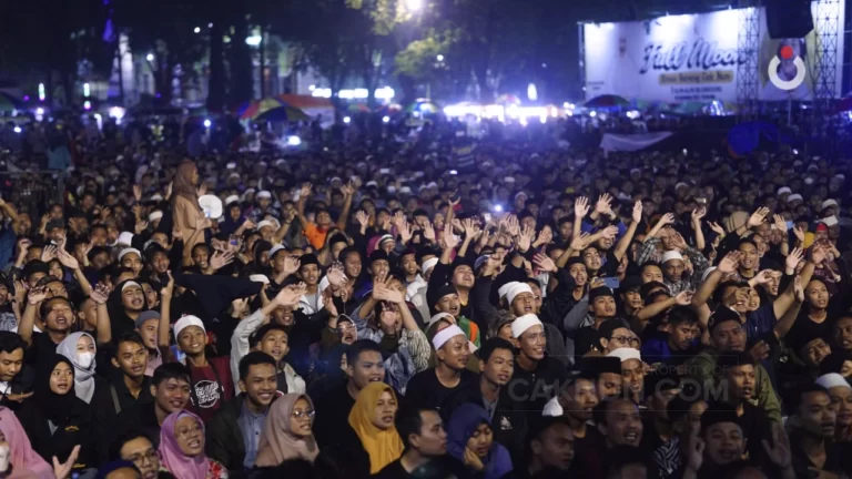 Bergembira ria dalam Sinau Bareng Cak Nun KiaiKanjeng, Full Moon di Alun-alun Bojonegoro.