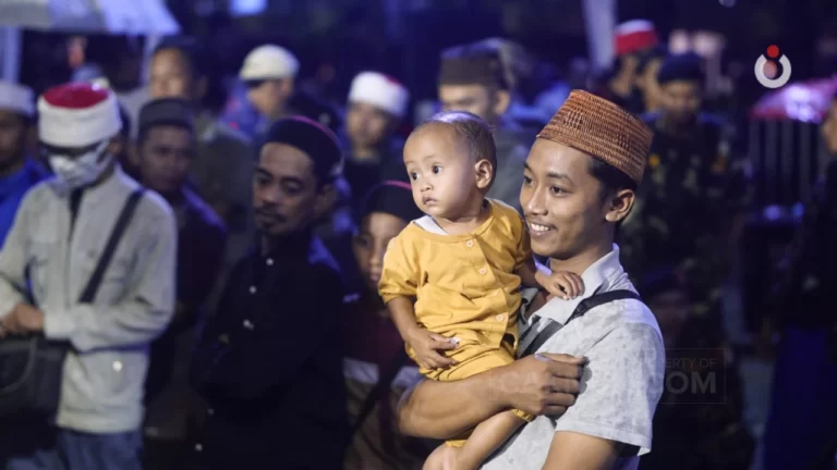 Bergembira ria dalam Sinau Bareng Cak Nun KiaiKanjeng, Full Moon di Alun-alun Bojonegoro.