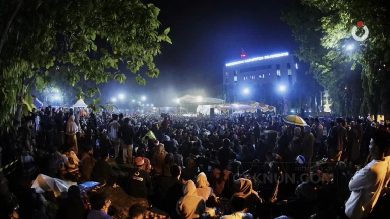 Sinau Bareng Cak Nun KiaiKanjeng, Full Moon di Alun-alun Bojonegoro.