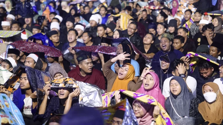 Hujan tak menghentikan masyarakat untuk hadir di Sinau Bareng Cak Nun KiaiKanjeng, Full Moon di Alun-alun Bojonegoro.