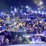 Hujan tak menghentikan masyarakat untuk hadir di Sinau Bareng Cak Nun KiaiKanjeng, Full Moon di Alun-alun Bojonegoro.