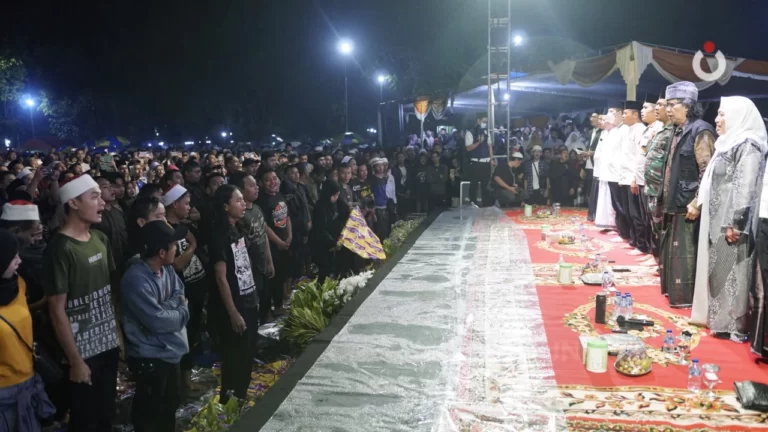 Sinau Bareng Cak Nun KiaiKanjeng, Full Moon di Alun-alun Bojonegoro.