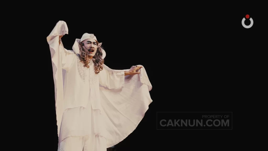 Joko Kamto sebagai Maulana Iradat dalam teater WaliRaja RajaWali yang naskahnya ditulis Emha Ainun Nadjib.
