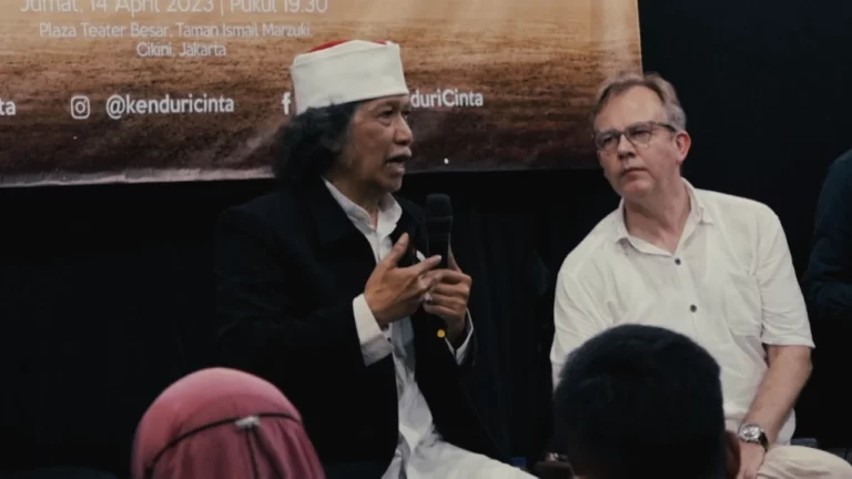 Berjalan Bersama Cak Nun: Pelajaran Maiyah di Masa Yang Sulit